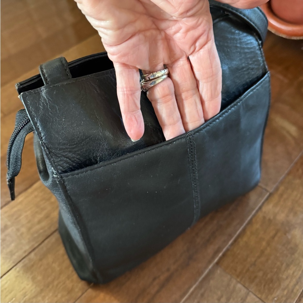 Laura Scott Black shoulder bag with front and back outer pockets, snap closure. - Picture 9 of 12